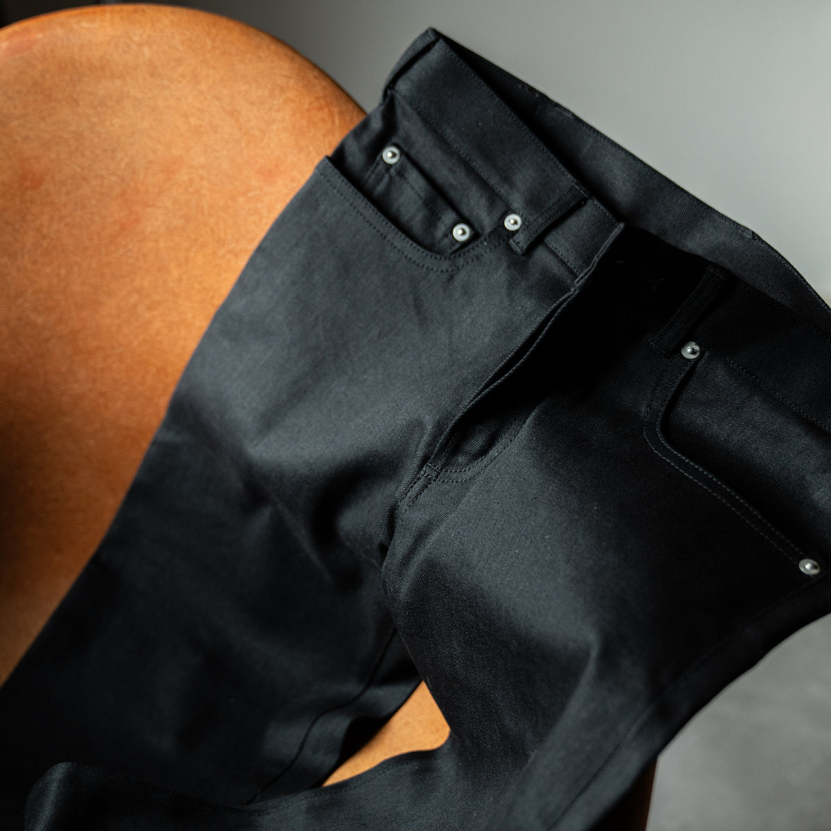 Cropped denim pants – One trick pony